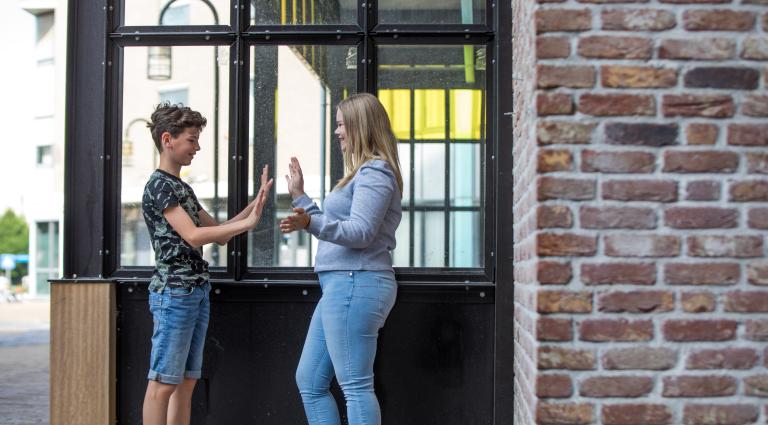 Jongeren handjeklap
